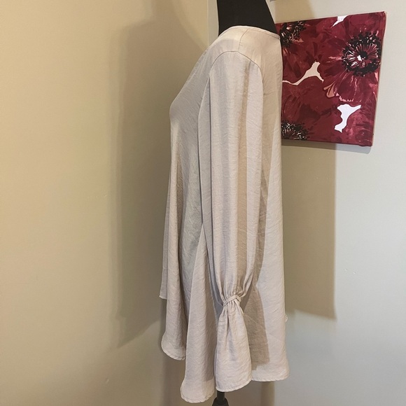 Show Me Your Mumu Carmela Chiffon Cream Deep V, flare sleeve blouse, size M - Picture 2 of 6